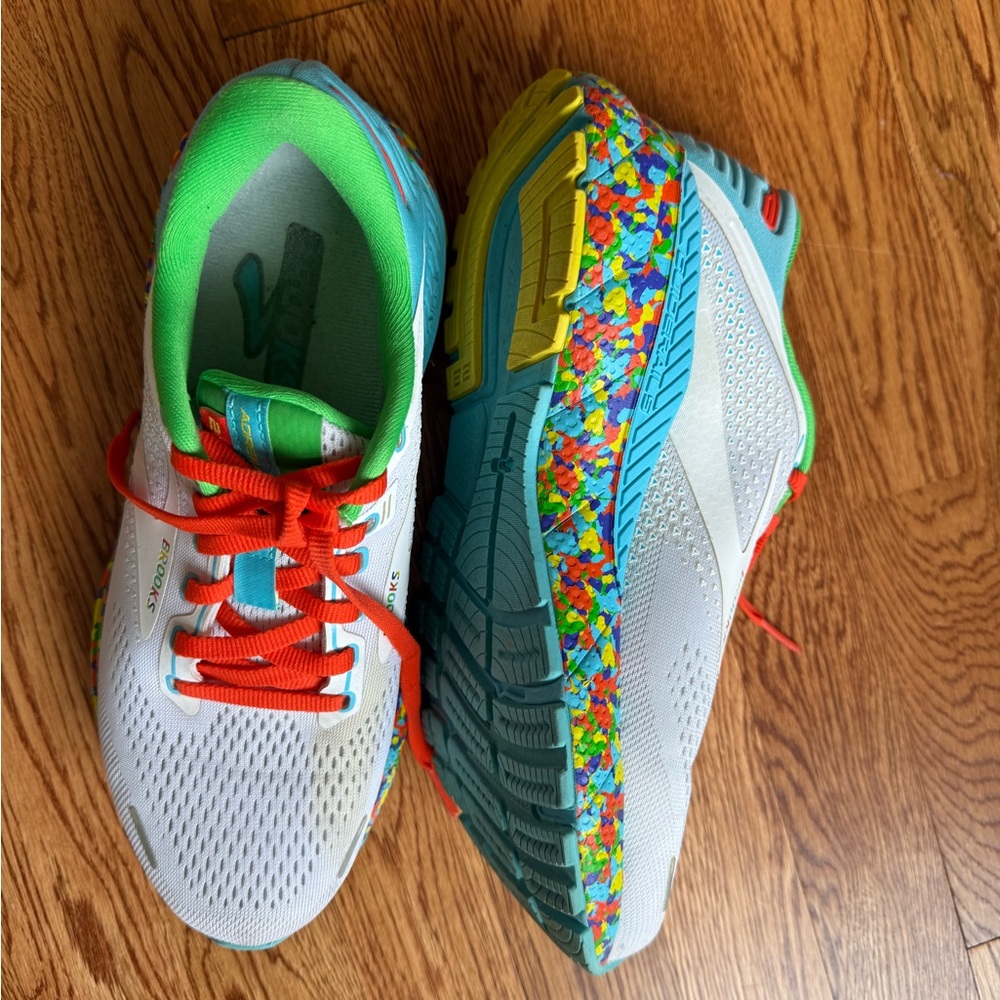 Brooks Adrenaline GTS 22 White and Multicolor Running Shoes